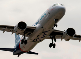 Первый серийный МС-21 готовится к первому полёту, а Ил-96-400М проходит испытания в Якутии