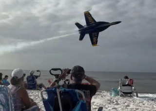 Шеф Пентагона поддержал пилотов после прохода группы Blue Angels над пляжем