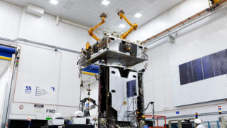 SpaceX запустила беспилотник MRV с 3-метровыми манипуляторами для ремонта спутников