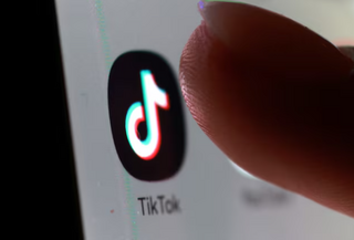 TikTok урегулировала три иска от подростков, обвинявших соцсеть в негативном влиянии на психику