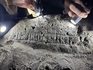 Археологи нашли под полом средневековой часовни на Фарерских островах редкий рунический камень