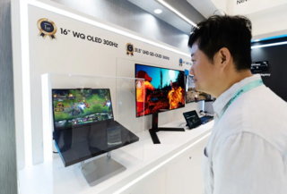 Samsung создала первый в мире 16″ OLED для ноутбуков на 300 Гц и растягиваемый 20″ OLED-экран