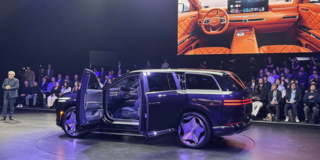 Genesis GV90 превращается в роскошный кинотеатр благодаря выдвижному 24,6-дюймовому дисплею