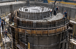 Корпус реактора БРЕСТ-ОД-300 в Северске начали заливать жаростойким бетоном