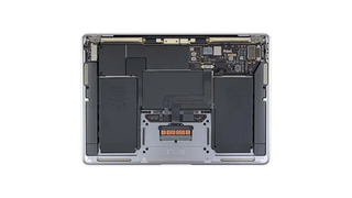 Внутри MacBook Air M2 обнаружили радиатор, закрывающий ЦП, трехкомпонентный аккумулятор и многое другое