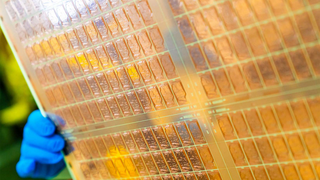 AMD планирует разработать чипы на стеклянной подложке уже в 2025 году