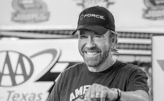 Семья Чака Норриса попросила не распространять ИИ-фейки об умершем актере