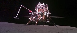 Китай обнаружил на обратной стороне Луны редчайший тип метеоритов с водой