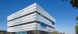 Samsung ведет переговоры по поставкам памяти с самой собой из-за дефицита DRAM