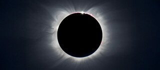 Над Антарктидой появилось ежегодное солнечное затмение с "огненным кольцом" – а сеть заполонили фейки события