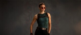 Софи Тернер стреляет из пистолетов и кидает гранату в видео со съмок сериала Tomb Raider