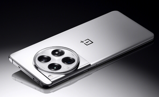Представлен OnePlus 12: смартфон с рекордной яркостью дисплея и топовым процессором. Дешевле Xiaomi 14 Pro