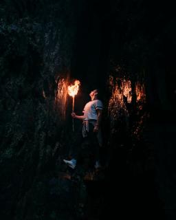 Темные обои: темный, пещера, факел, человек