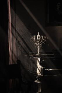 Темные обои: свет, пианино, свечи, лучи