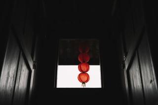 Темные обои: красный, китайский фонарь, помещение, темный