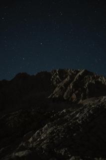 Темные обои: горы, ночь, звезды, камни