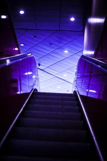 Темные обои: фиолетовый, лестница, подсветка, эскалатор