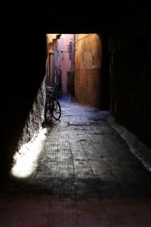 Темные обои: переулок, тоннель, свет, темный