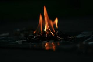 Темные обои: огонь, спички, пламя