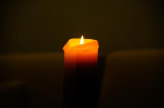 Темные обои: свеча, свет, темнота, огонь