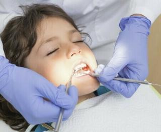 Лечение зубов под наркозом детям и композитные виниры: особенности и показания